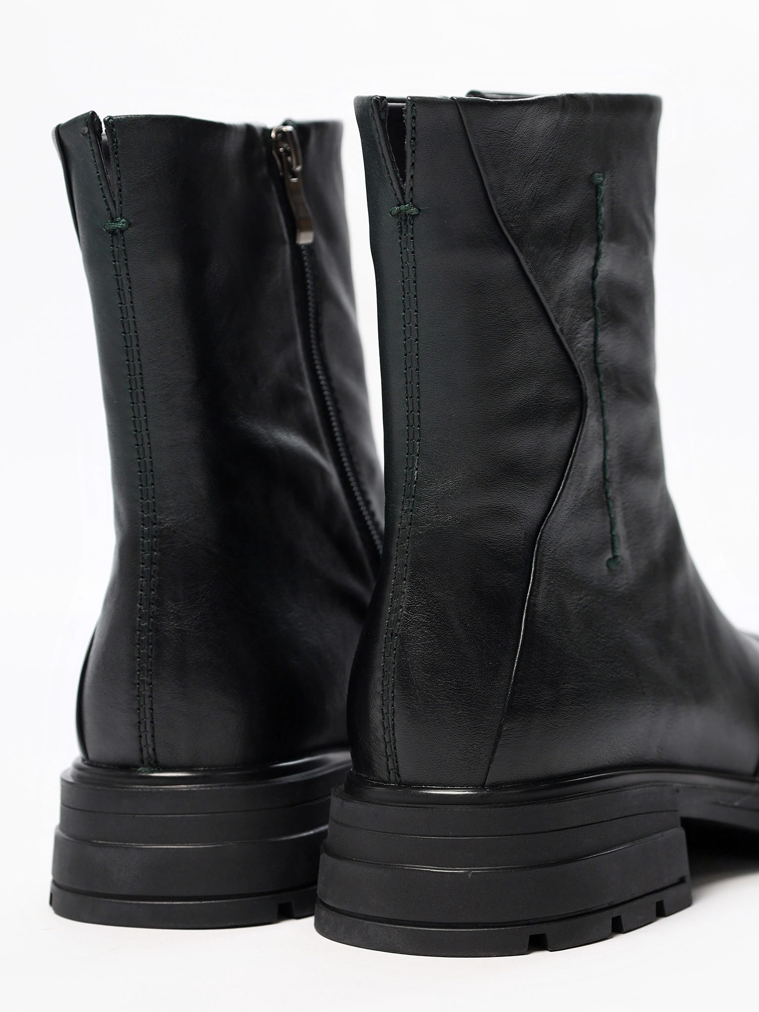 Ботинки темно-зеленого цвета на рельефной подошве